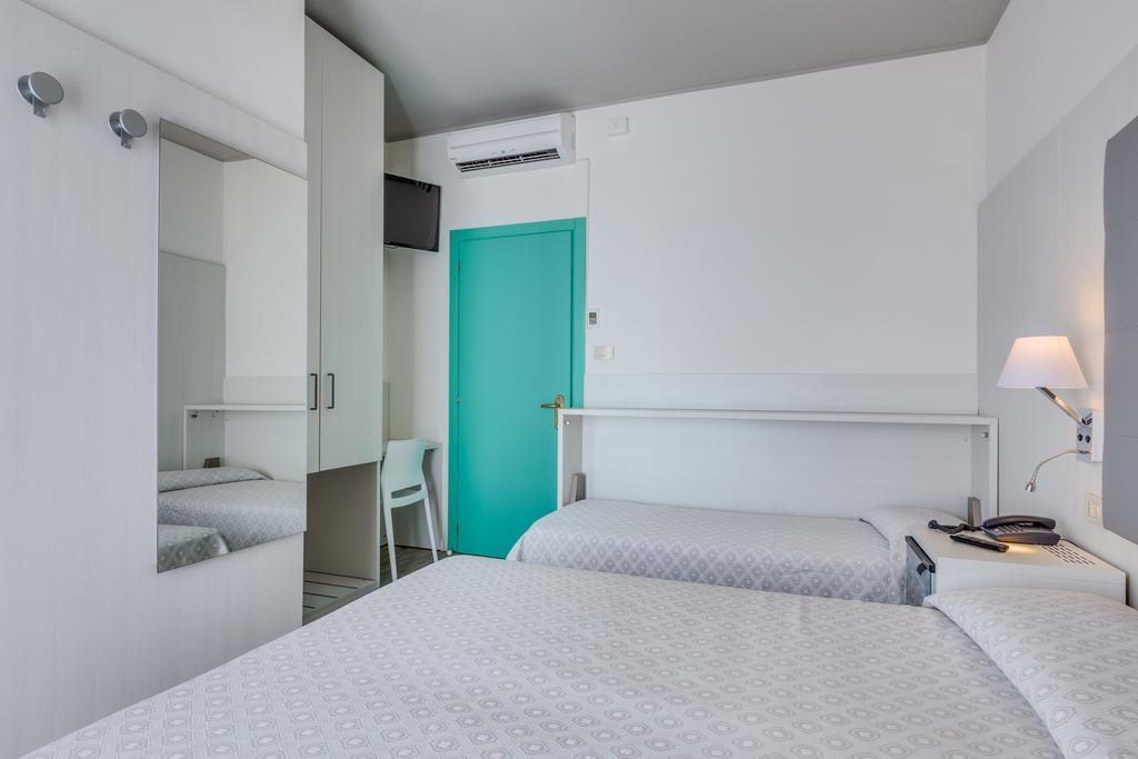 Hotel Garni' Serena Caorle Bagian luar foto