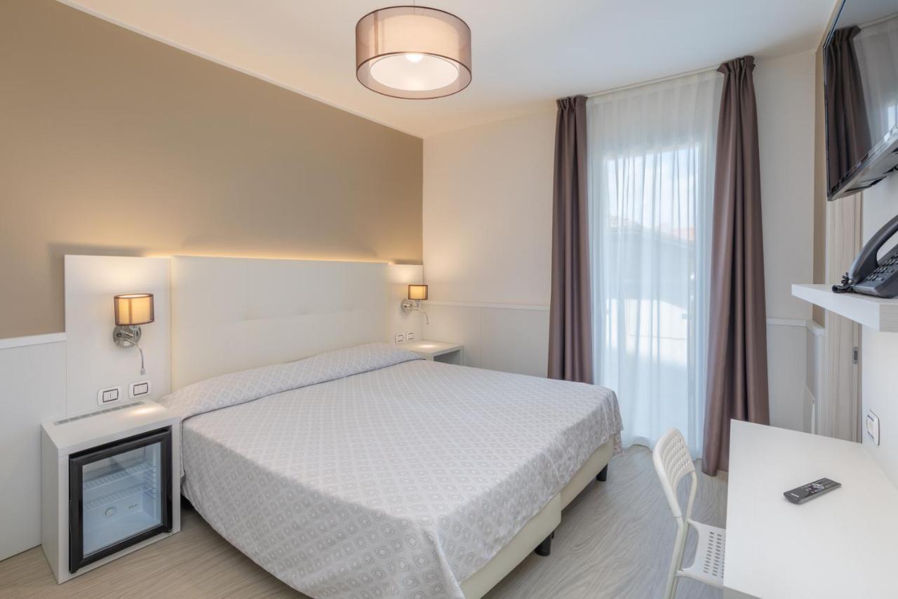 Hotel Garni' Serena Caorle Bagian luar foto