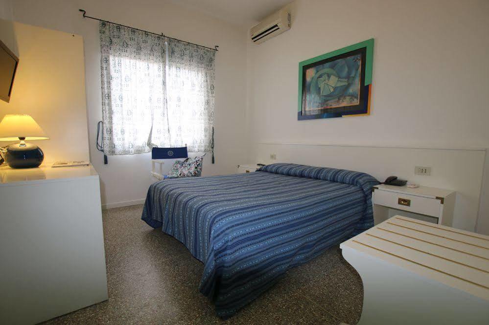 Hotel Garni' Serena Caorle Bagian luar foto